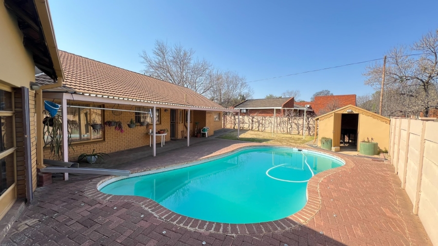 4 Bedroom Property for Sale in Langenhovenpark Free State